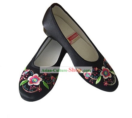 Chinese Traditional Handmade Embroidered Satin Shoes (calyx canthus)