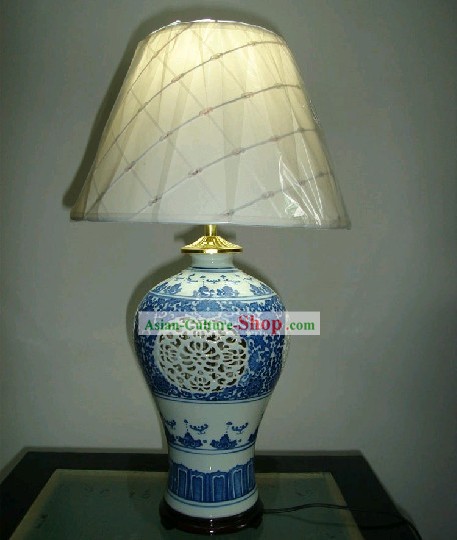 Chinois classique Jing De Zhen céramique bleu et blanc lampe de lecture évidé