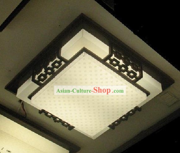 中国古典の手は羊皮紙と木の天井のランタンをメイド