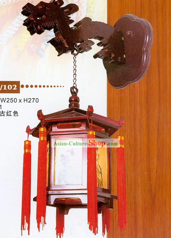 中国ハンドは、メイドと木製ドラゴンの壁ランタンを彫