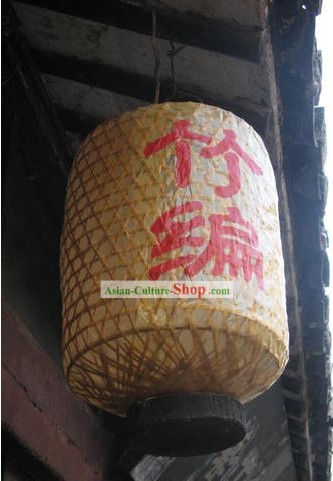 すべての手は中国の伝統的な竹のランタンをメイド
