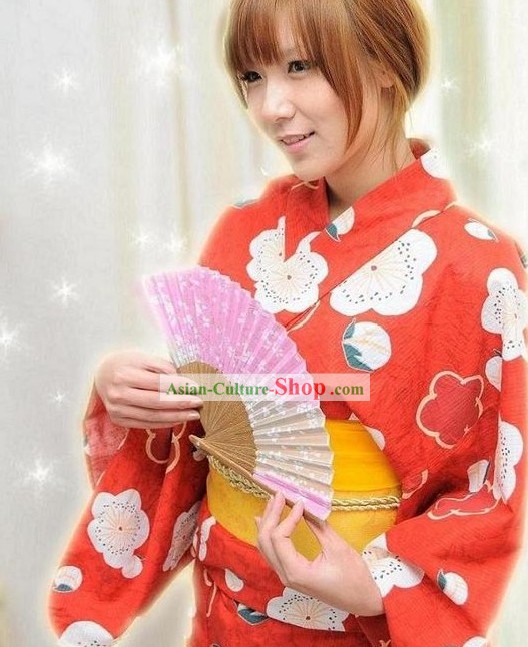 伝統的な赤華麗日本の着物のハンドバッグと下駄フルセット