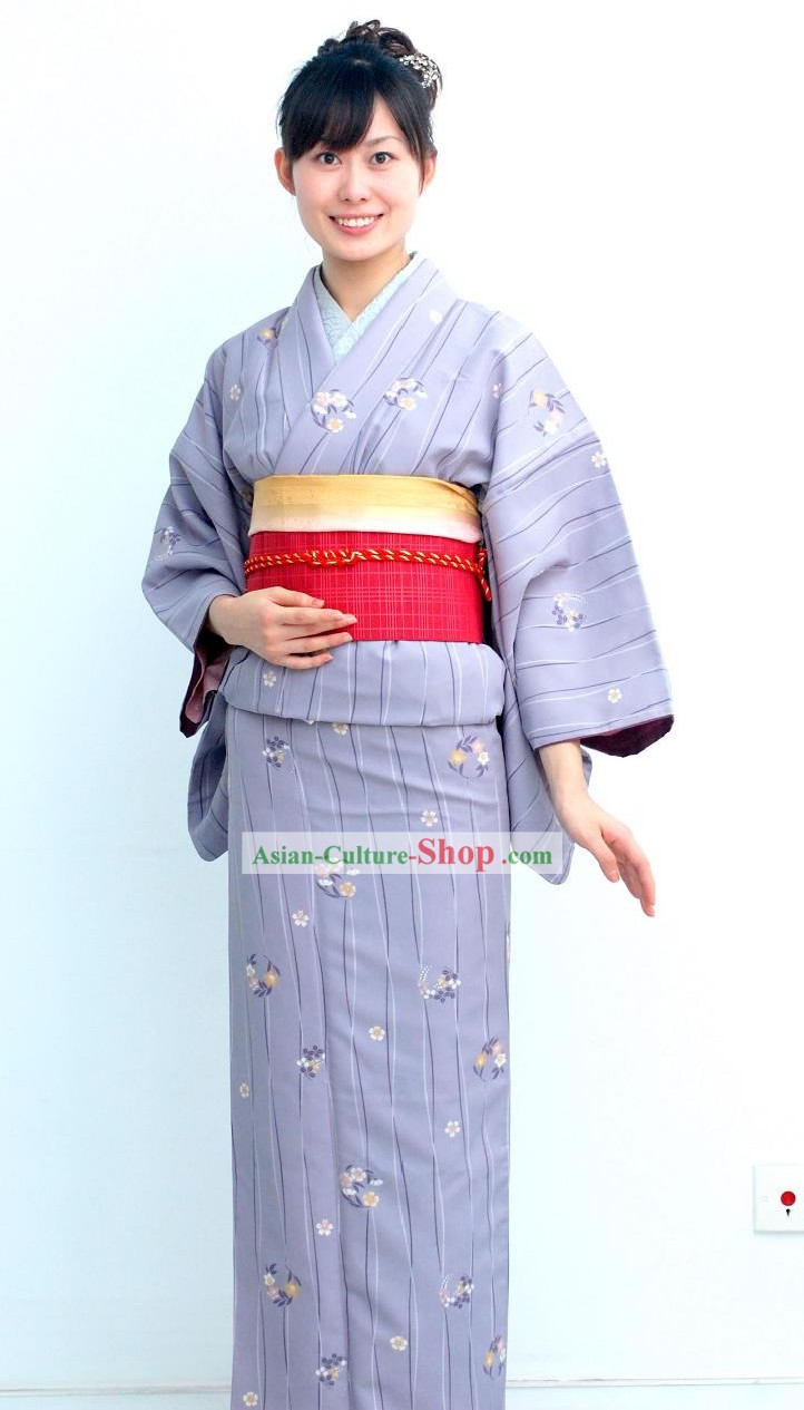 伝統的な日本の着物のハンドバッグと下駄フルセット