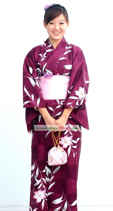 Traditionalパープルフラワ日本の着物のハンドバッグと下駄フルセット