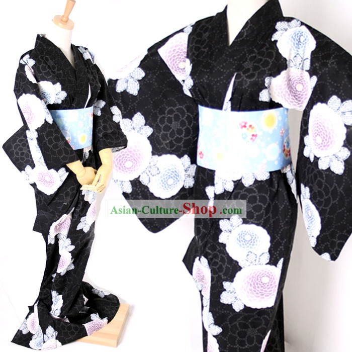 Традиционные японские кимоно и черный пояс Полный набор