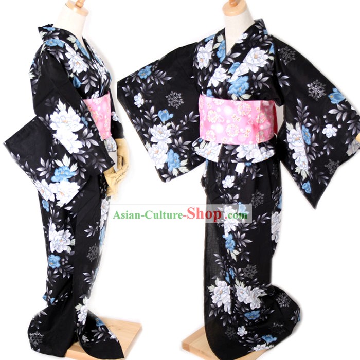 Традиционные японские кимоно и черный пояс Полный набор