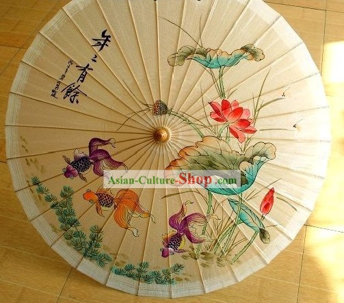 중국어 핸드는 금붕어와 로터스 우산을 페인 티드