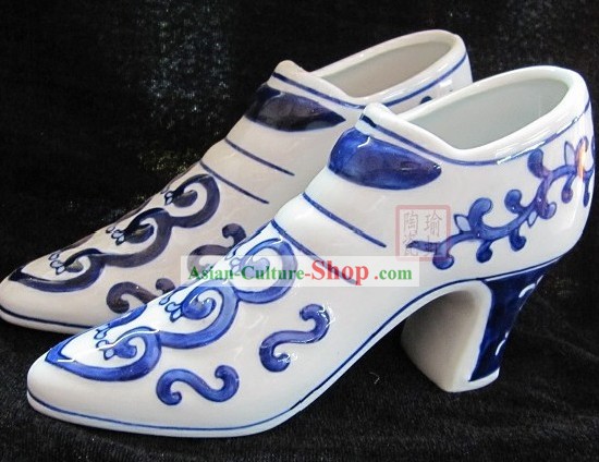 Sapatos em miniatura de porcelana