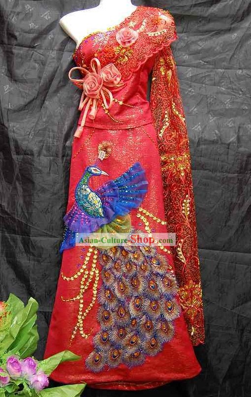 女性のための伝統的なタイのウェディングドレス