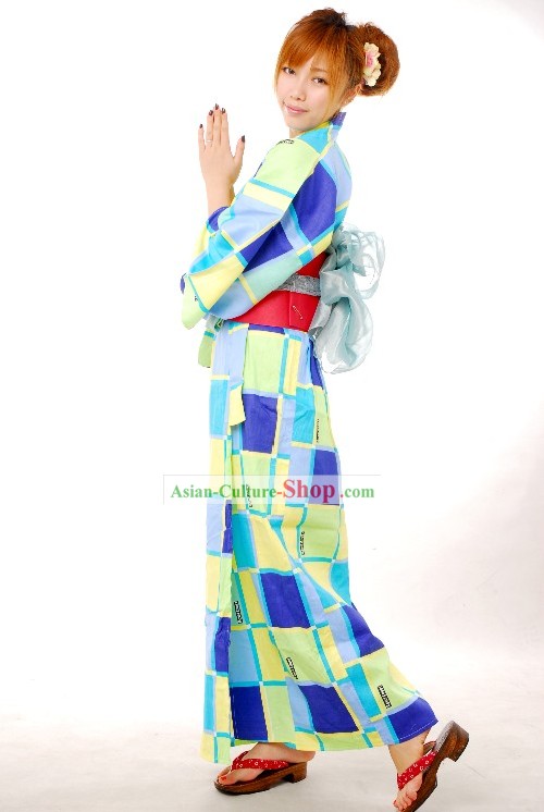 女性のための伝統的な日本の着物ローブ