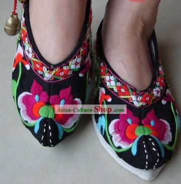 Chinese Traditional Lotus Embroidery Shoes