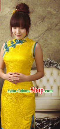 Traditional Chinese Sleeveless Silk Gold Qipao