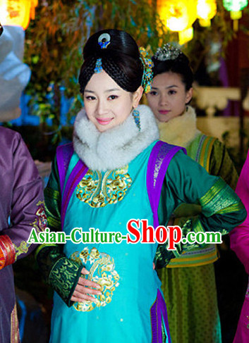 Ancient Chinese Pregnant Woman Costumes and Hair Decorations
