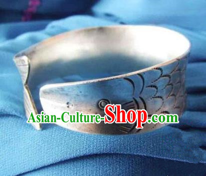 Traditional Chinese Miao Nationality Bracelet, Hmong Folk Wedding Sliver Bracelet, Chinese Minority Nationality Miao Fish Bracelet Jewelry Accessories for Women
