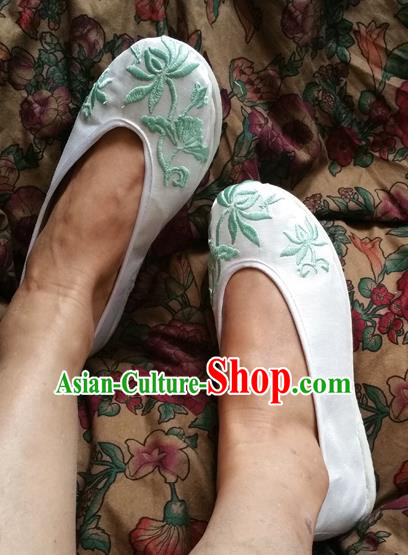 Asian Chinese Shoes Wedding Shoes Kung fu Shoes, Traditional China Opera Shoes Hanfu Shoes Embroidered Lotus White Shoes