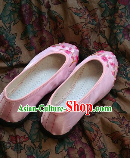 Traditional Chinese National Pink Satin Shoes Embroidered Shoes, China Handmade Shoes Hanfu Embroidery Wintersweet Shoes for Women