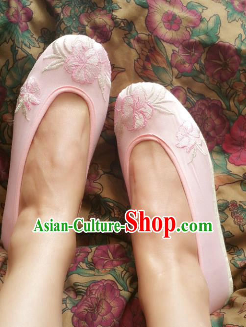 Traditional Chinese National Embroidered Shoes Handmade Bride Pink Satin Shoes, China Hanfu Embroidery Peach Blossom Wedding Shoes for Women