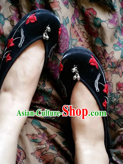 Traditional Chinese National Embroidered Shoes Handmade Black Satin Shoes, China Hanfu Embroidery Flowers Wedding Shoes for Women