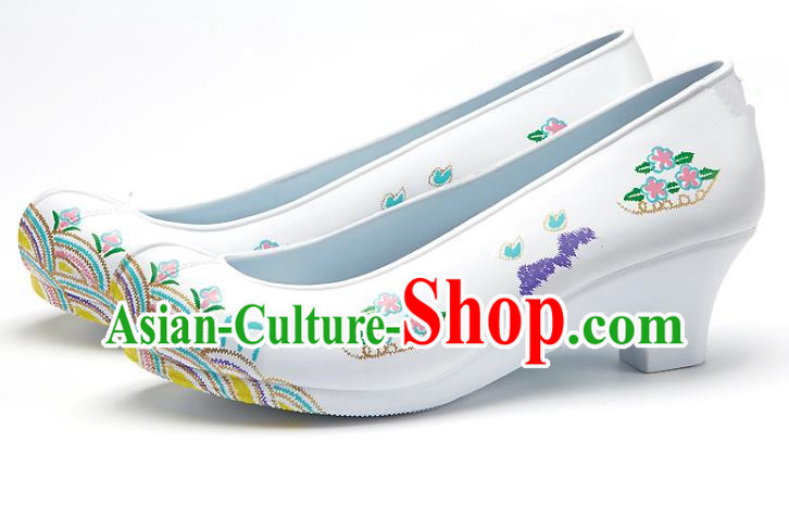 Traditional Korean National Wedding Embroidered White Shoes, Asian Korean Hanbok Bride Embroidery Satin Shoes for Women