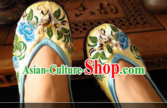 Asian Chinese Traditional Shoes Wedding Bride Yellow Embroidered Shoes, China Peking Opera Handmade Embroidery Peony Hanfu Shoes for Women