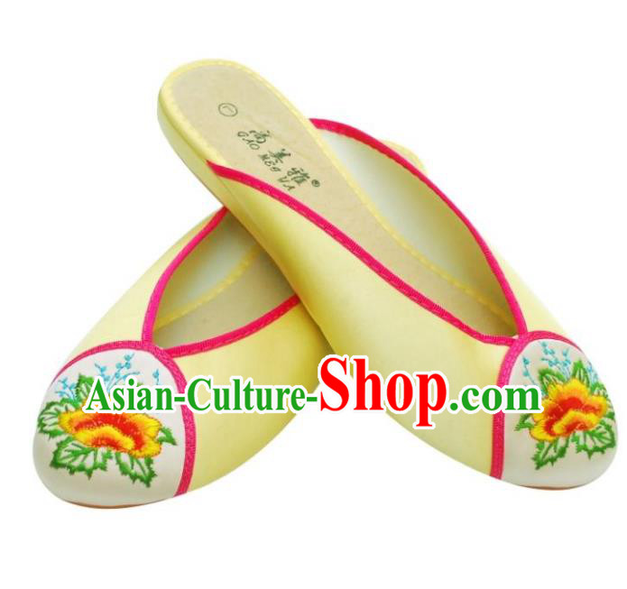 Traditional Chinese National Bride Yellow Embroidered Slippers, China Handmade Embroidery Flowers Shoes for Women