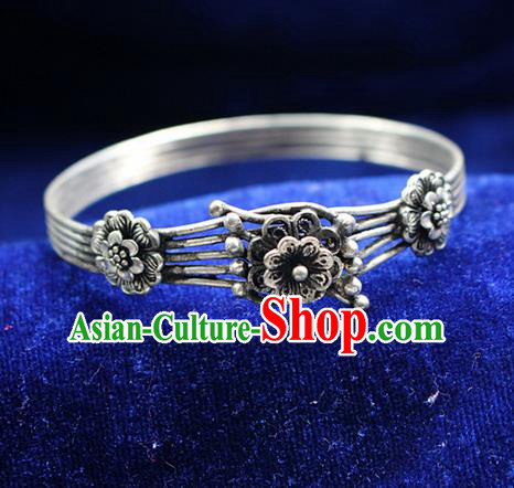 Traditional Chinese Miao Nationality Crafts Jewelry Accessory Bangle, Hmong Handmade Miao Silver Flowers Bracelet, Miao Ethnic Minority Silver Bracelet Accessories for Women