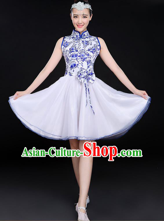 Traditional Chinese Yangge Fan Dancing Costume, Folk Dance Yangko Uniforms, Classic Umbrella Dance Elegant Dress Drum Bubble Dance Blue and White Porcelain Clothing for Women