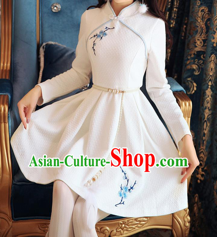 Traditional Chinese National Embroidered White Dress Tangsuit Cheongsam Clothing for Women