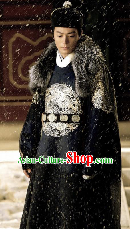 Ancient Chinese Ming Dynasty Zhengtong Emperor Zhu Qizhen Embroidered Costume for Men