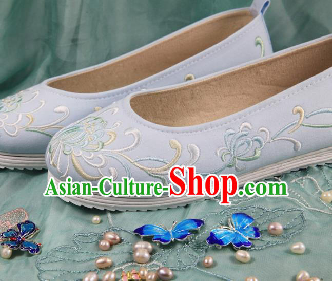 Chinese Handmade Embroidered Chrysanthemum Light Blue Cloth Shoes Traditional Ming Dynasty Hanfu Shoes Princess Shoes for Women