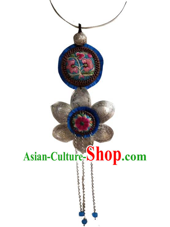 China Ethnic Silver Carving Flower Necklace Women Embroidered Flower Necklet National Accessories