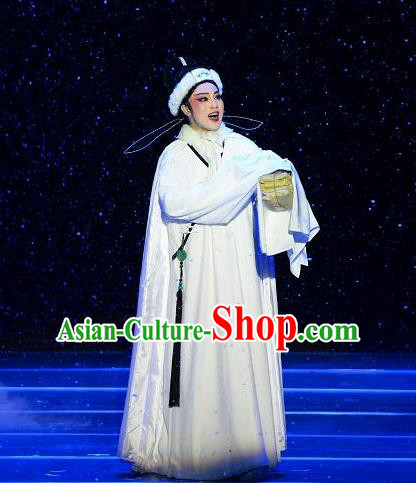 Chinese Yue Opera Niche Winter Costumes and Hat Shaoxing Opera Dong Xiaowan And Mao Bijiang Apparels Young Male White Robe Garment